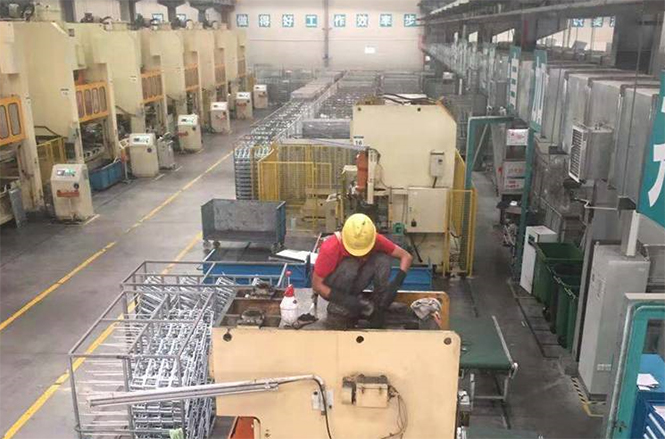 天強保潔為海信集團生產(chǎn)區(qū)機械做年度保潔工作